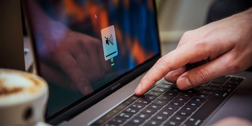 Sikap Apple Terhadap Gagasan Laptop Layar Sentuh Pertamanya